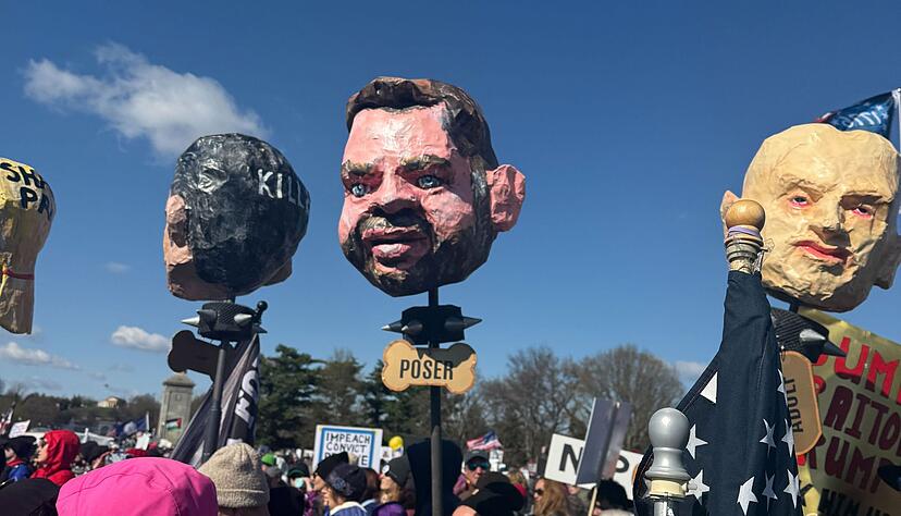 In Washington tragen Demonstrierende Pappköpfe, die unter anderem den US-Vizepräsidenten J.D. Vance (M) darstellen sollen. In Washington tragen Demonstrierende Pappköpfe, die unter anderem den US-Vizepräsidenten J.D. Vance (M) darstellen sollen.