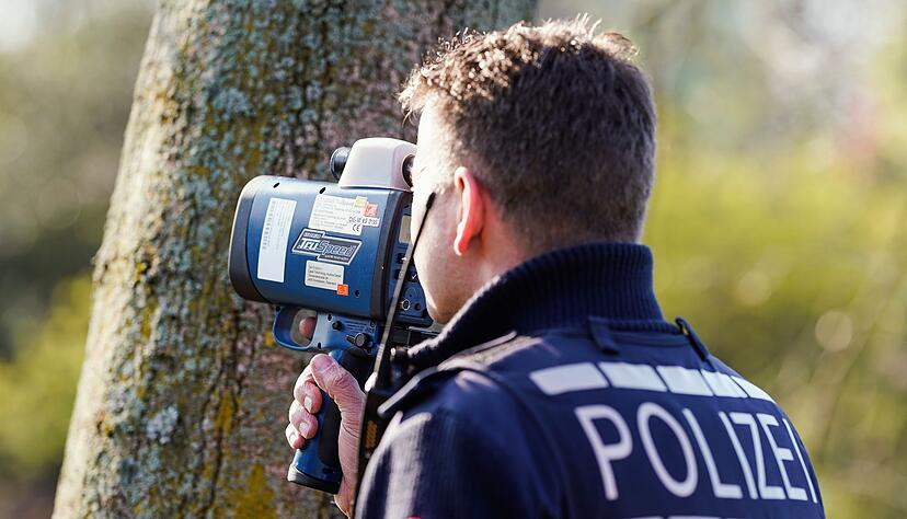 Auch in diesem Jahr kontrollieren Polizisten mit Lasergeräten wieder die Geschwindigkeit von Fahrzeugen.