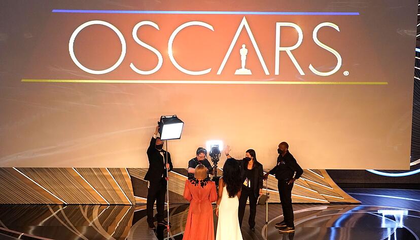 Serena Williams (l) und Venus Williams k&uuml;ndigen einen Auftritt von Beyonce an.