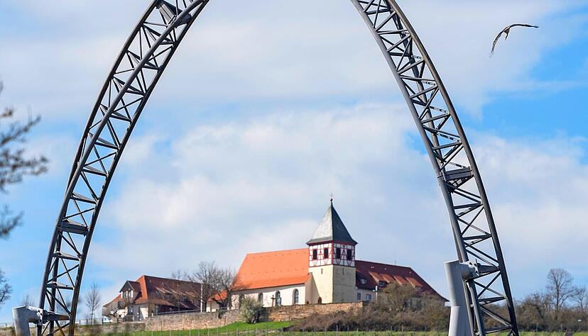Achterbahnen wie "Hals über Kopf" prägen den Erlebnispark Tripsdrill. Der Park bei Cleebronn bietet aber auch viele Attraktionen für Besucher, die es nicht so rasant mögen.