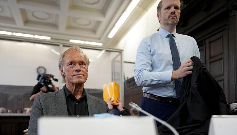Delling und sein Verteidiger vor dem Landgericht. Delling und sein Verteidiger vor dem Landgericht.