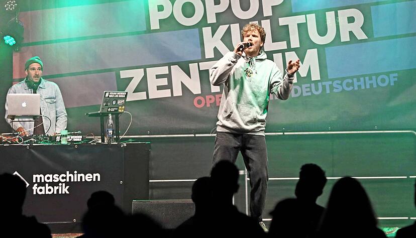 Zwischen Selbstironie und geregeltem Familienleben: Dexter am Samstagabend auf der Bühne im Deutschhof. Der Rapper ist in Heilbronn aufgewachsen, lebt inzwischen in Stuttgart. 
Foto: Ralf Seidel