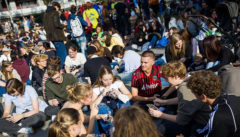 Netz-Trend: Pudding mit der Gabel essen. Das tun in Hannover über 1.000 junge Menschen.