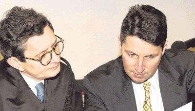 Der ehemalige Chefarzt der Unfallchirurgie an der Universit&auml;tsklinik Freiburg, Hans-Peter Friedl (r.), mit seinem Anwalt 2003: Eine juristische Fehleinsch&auml;tzung k&ouml;nnte ihn nun um die Abfindungszahlung von knapp zwei Millionen Euro bringen.Foto: dpa