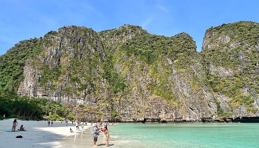 Die weltberühmte Maya Bay am frühen Morgen vor Ankunft der Touristenscharen. Die weltberühmte Maya Bay am frühen Morgen vor Ankunft der Touristenscharen.