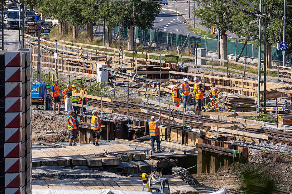 Bauarbeiter hatten die Baustelle sorgfältig für den Kraneinsatz vorbereitet. Bauarbeiter hatten die Baustelle sorgfältig für den Kraneinsatz vorbereitet.