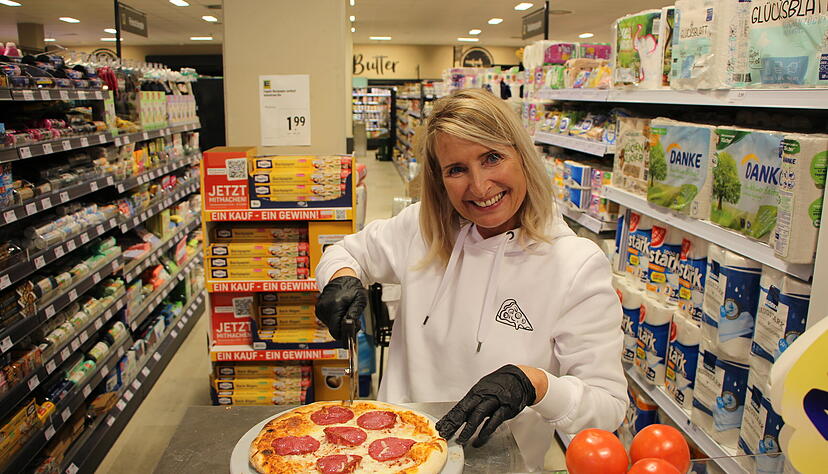 Ulrike Koschellnik von Gustavo Gusto backt Pizza neben dem Toilettenpapier.