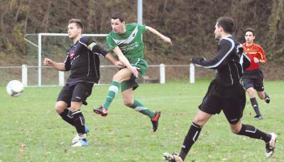Aus vollem Lauf: Tobias Zeth (Mitte) zieht ab. Am Ende hat die SG Untergimpern gegen den SV Rohrbach mit 1:0 die Nase vorn.Foto: Klaus Kr&uuml;ger