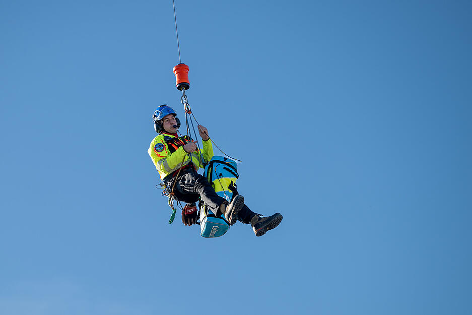 Auf einer extra installierten Trümmerstrecke auf einem ehemaligen Kasernengelände in Mosbach übten unter anderem Notärzte den Transport von Verletzten in Hubschraubern.