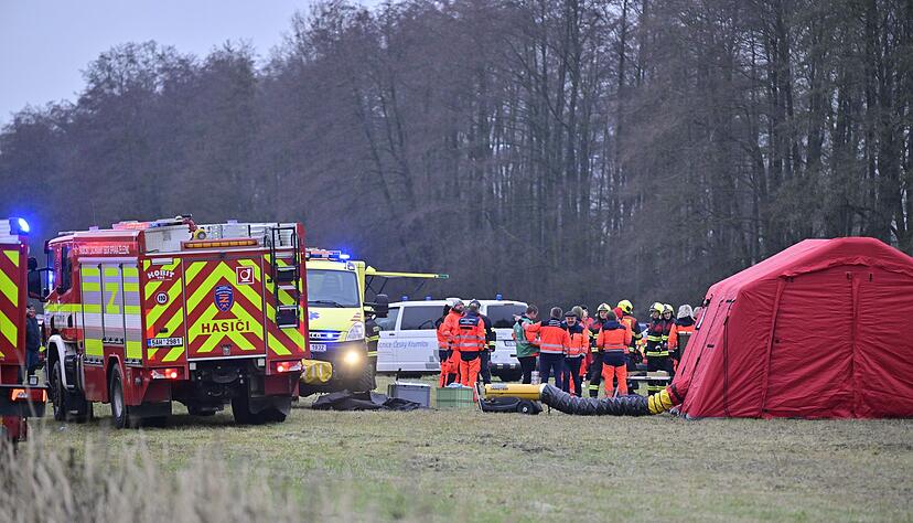Rettungskräfte arbeiten am Unfallort nach der Kollision eines Schnellzuges mit einem Personenzug auf der Strecke zwischen den Orten Zliv und Divcice bei Ceske Budejovice (Budweis). Rettungskräfte arbeiten am Unfallort nach der Kollision eines Schnellzuges mit einem Personenzug auf der Strecke zwischen den Orten Zliv und Divcice bei Ceske Budejovice (Budweis).