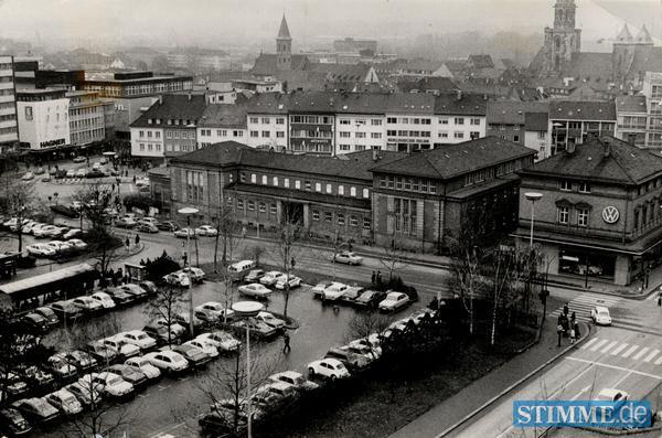 Stadtbad, Wollhausstraße und Wollhausplatz, Dezember 1971. Der Bauausschuss des Gemeinderates beschließt die Sprengung des 1892 eingeweihten, im zweiten Weltkrieg zerstörten und 1950 wiedereröffneten Hallenbades. Das von der Stadt erworbene Eckgebäude VW-Autohaus Hagelauer soll vorerst stehen bleiben.