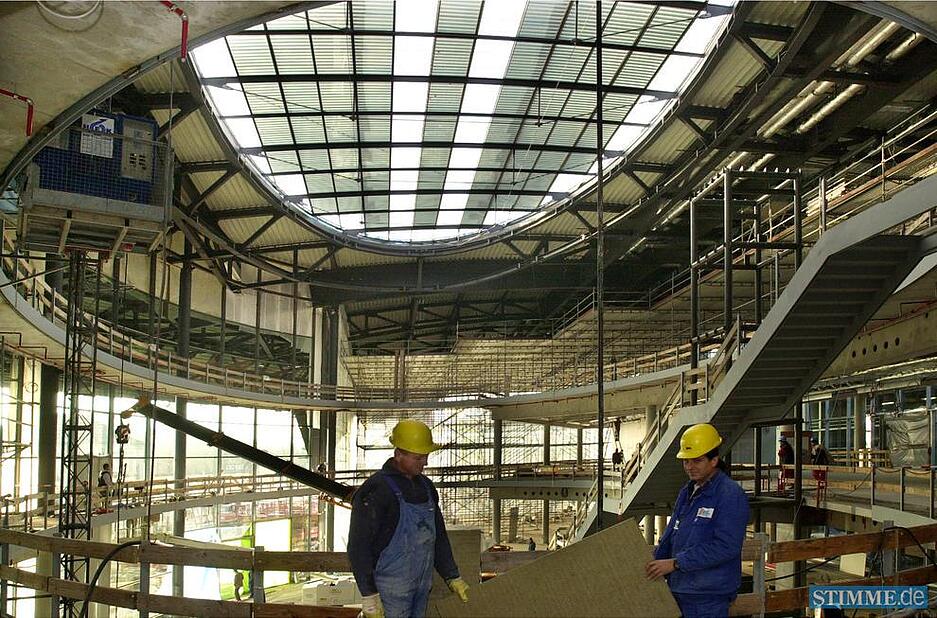 Im Dezember 2004 lassen sich die r&auml;umlichen Dimensionen des k&uuml;nftigen Audi-Veranstaltungszentrums deutlich erkennen.