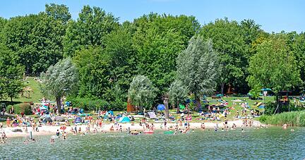 2013 wurde der Kies am Badestrand durch Sand ersetzt. Das ist natürlich vor allem für die Kinder eine Attraktion. Dieser Bereich wird in diesem Jahr erweitert, so dass der Sandstrand größer ausfällt.
Foto: Archiv/Berger