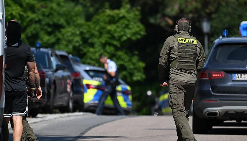Seit dem frühen Vormittag gebe es eine «statische Einsatzlage» an oder in einem Wohnhaus im Ortsteil Sanzenbach. Seit dem frühen Vormittag gebe es eine «statische Einsatzlage» an oder in einem Wohnhaus im Ortsteil Sanzenbach.