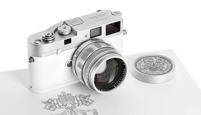 Die Kamera aus dem Besitz von Papst Franziskus brachte das 100-fache des Sch&auml;tzpreises.