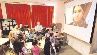 "Ich habe etwas mitgebracht. Wir haben Hausaufgaben."
          John (6)