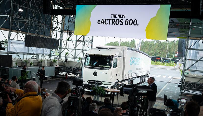 Im Herbst 2023 wurde der neue E-Lkw vorgestellt. Nun ist bei Daimler Truck die Serienfertigung angelaufen. (Archivbild)