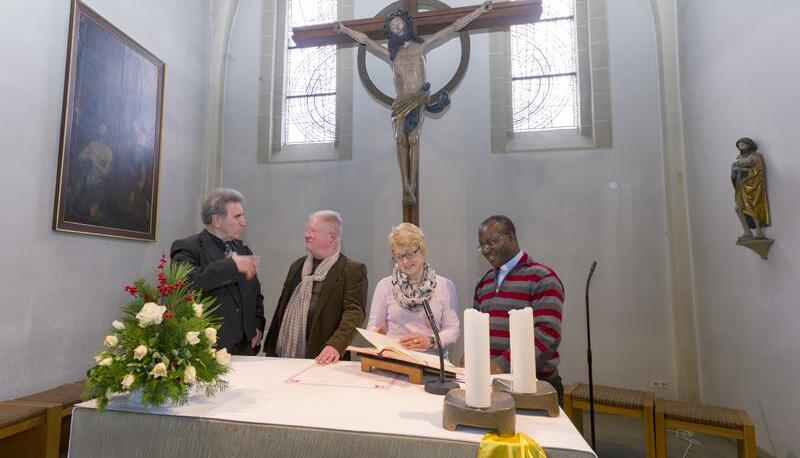 Besonders gefordert: Pfarr-Administrator Mijo Blazanovic (von links), Uwe Diemer, B&auml;rbel Bloching und Kenneth Kurumeh in St. Johann Baptist.
Foto: Mugler