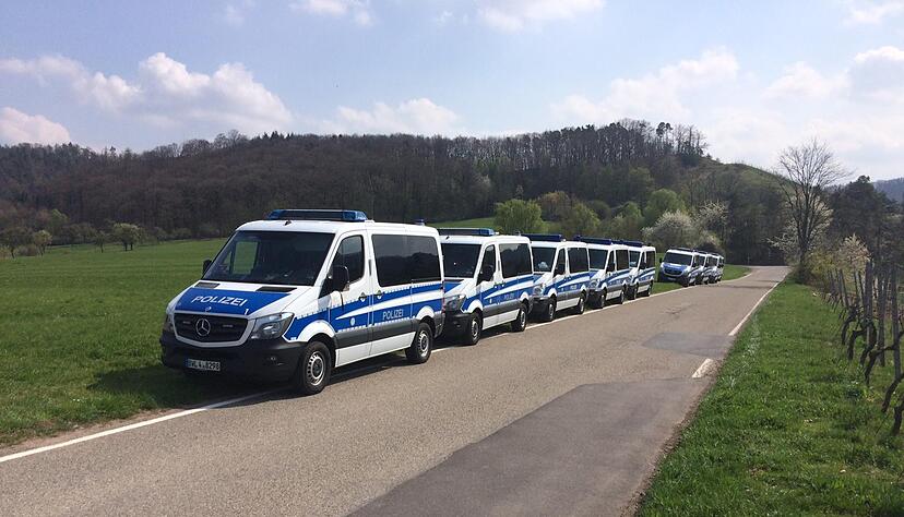 Nach dem Kapitalverbrechen vor der Evangelischen Tagungsstätte Löwenstein suchen auch am Montag zahlreiche Polizisten den Tatortbereich nach Beweismaterial ab.
