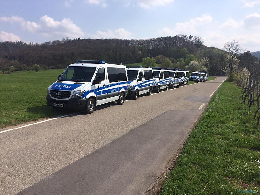 Nach dem Kapitalverbrechen vor der Evangelischen Tagungsstätte Löwenstein suchen auch am Montag zahlreiche Polizisten den Tatortbereich nach Beweismaterial ab.