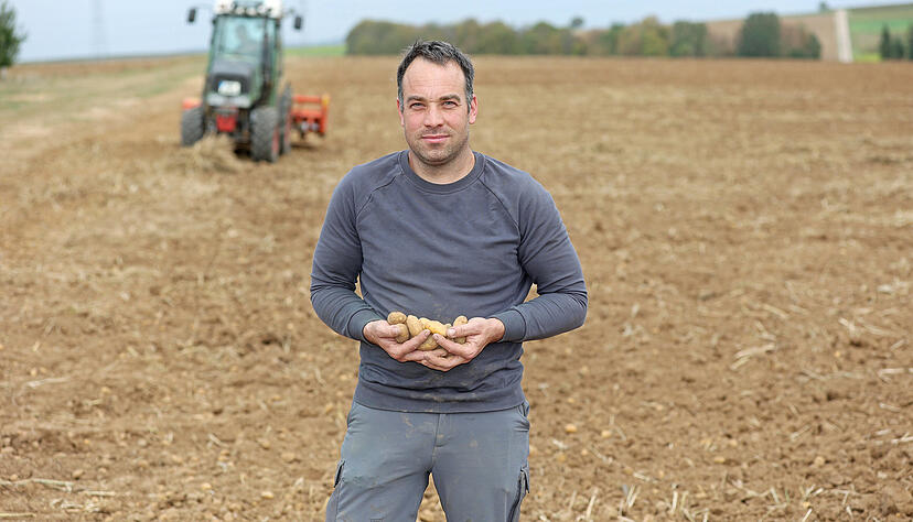 Thomas Schmoll aus Brackenheim-Hausen auf seinem Feld mit abgeernteten Kartoffeln.