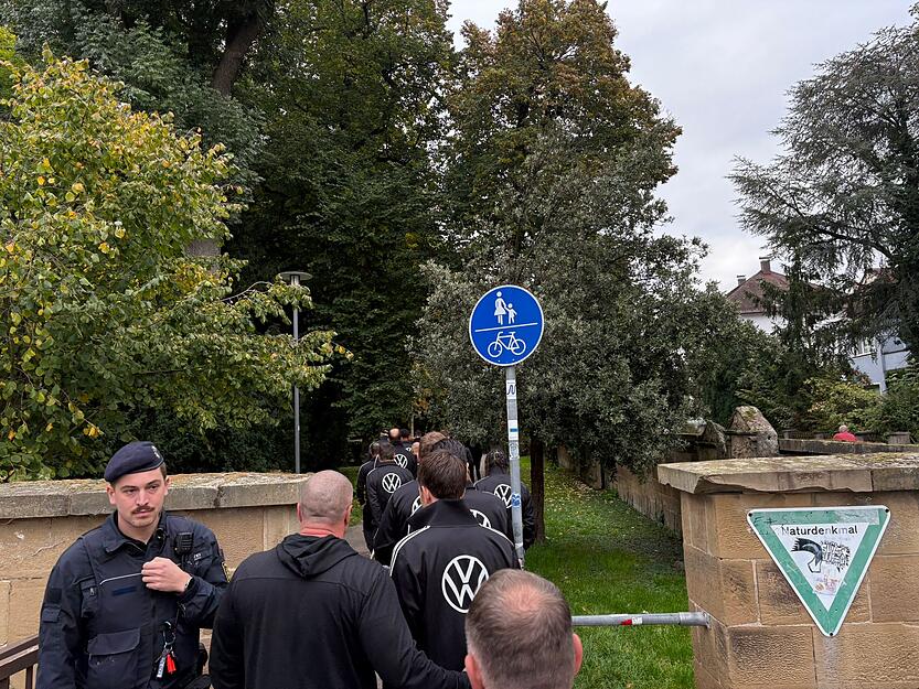 Die Abfahrt des DFB-Teams zum Sinsheim-Spiel steht bevor. Kurz bevor die Fußball-Stars das Heilbronner Parkhotel verlassen, spazieren sie durch Heilbronn.