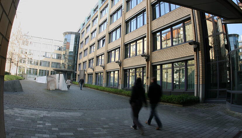 Bei Streitfällen ziehen VdK-Juristen in erster Instanz vors Sozialgericht Heilbronn, dann zum Landessozialgericht und in seltenen Fällen vors Bundessozialgericht. Bei Streitfällen ziehen VdK-Juristen in erster Instanz vors Sozialgericht Heilbronn, dann zum Landessozialgericht und in seltenen Fällen vors Bundessozialgericht.