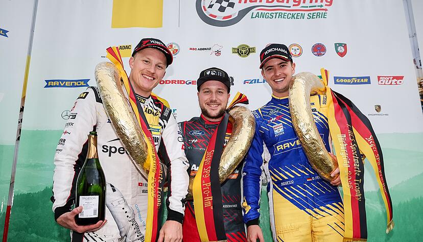 Fabio Scherer, Patrick Assenheimer und Dennis Fetzer (von links) feierten ihren Klassensieg in der SP9 Pro-Am gemeinsam auf dem Podium. Fabio Scherer, Patrick Assenheimer und Dennis Fetzer (von links) feierten ihren Klassensieg in der SP9 Pro-Am gemeinsam auf dem Podium.