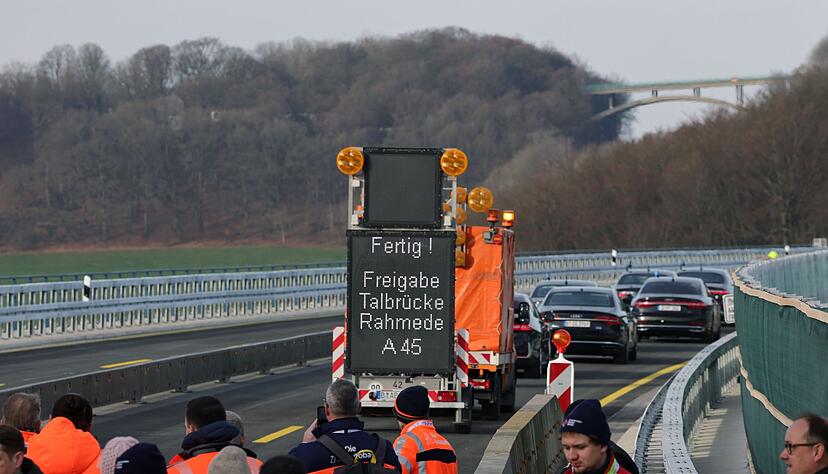 Nur ein Wort: &laquo;Fertig!&raquo; steht auf dem Verkehrsschild auf der Rahmedetalbr&uuml;cke.