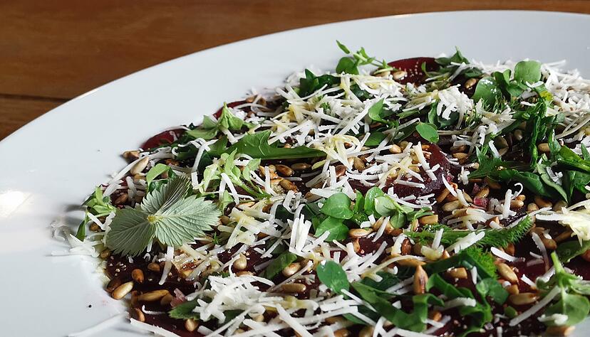 Aus zwei vorgegarten Rote-Bete-Knollen zaubert Anita Zieme ein Rote-Bete-Carpaccio mit ger&ouml;steten Sonnenblumenkernen, geriebenem K&auml;se, Oliven&ouml;l und wilden Kr&auml;utern.