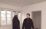 Tilmann Riegler (rechts) im Gespräch mit einem Bauhandwerker.