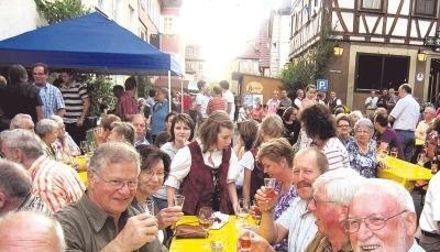 So kann man&quot;s aushalten. Die Abendsonne verschwindet zwar hinter den Häusern der historischen Altstadt, der Stimmung tut das aber keinen Abbruch. Bis weit in die Nacht feiern die Ingelfinger und ihre Gäste.Fotos: Matthias Stolla