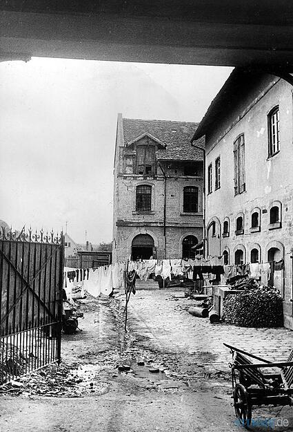 In einer Scheune in Gro&szlig;gartach steht 1946 die Heilbronner Stimme-Druckmaschine.