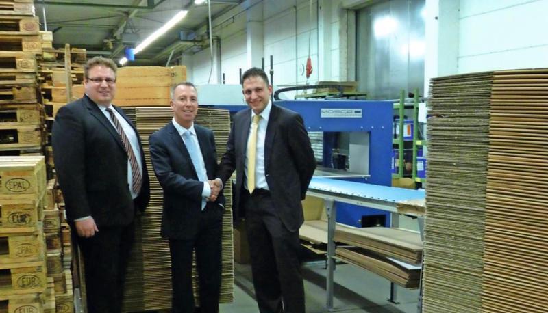 Freuen sich &uuml;ber die Rettung der Firma Lang Verpackungen (von links): Marcus B&auml;ssler, Insolvenzverwalter Marcus Egner und Thomas B&auml;ssler.
Foto: B&auml;ssler