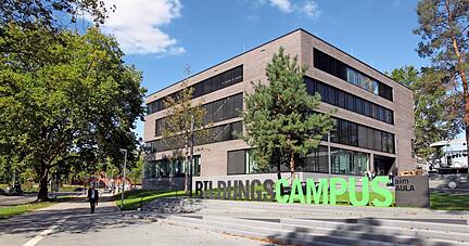 Direkt am Europaplatz ist der Bildungscampus der Dieter-Schwarz-Stiftung weiter gewachsen &minus; mit Aula und (im Bild zu sehen) mit dem neuen Geb&auml;ude der Akademie f&uuml;r Innovative Bildung (AIM). Am Samstag ist Tag der offenen T&uuml;r.Foto: Andreas Veigel