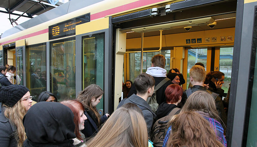 Die Abiturprüfungen finden trotz Verdi-Streik im Nahverkehr statt. Doch die Kultusministerin gibt für die Schüler Entwarnung.