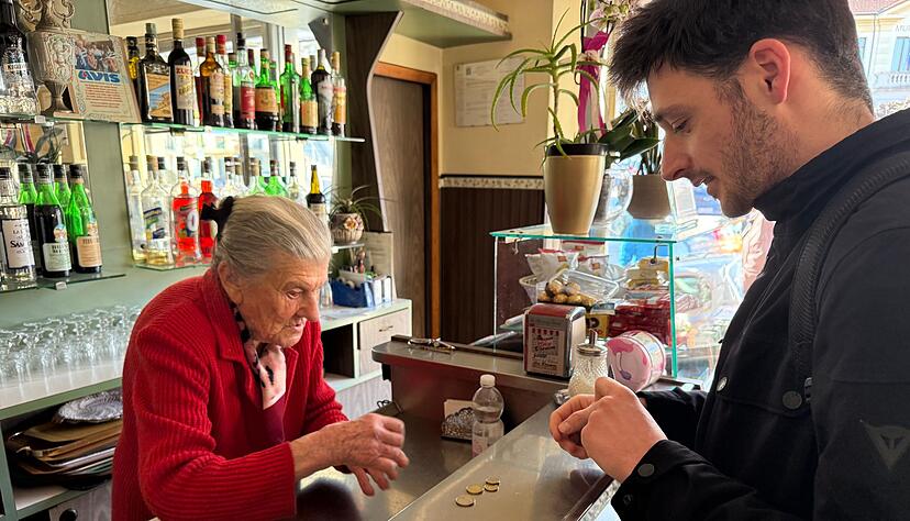 Jeden Tag &ouml;ffnet Anna Possi ihr Caf&eacute; &bdquo;Bar Centrale&ldquo;.