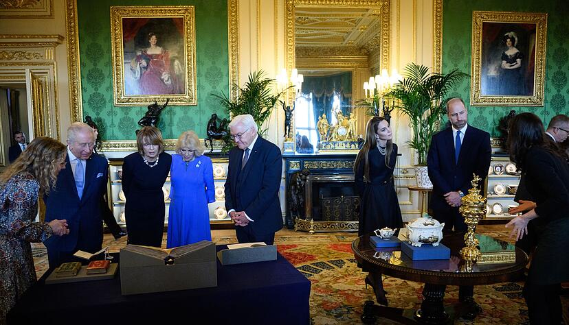 Dem Bundespr&auml;sidenten und seiner Frau wurden Objekte aus der K&ouml;niglichen Sammlung pr&auml;sentiert.
