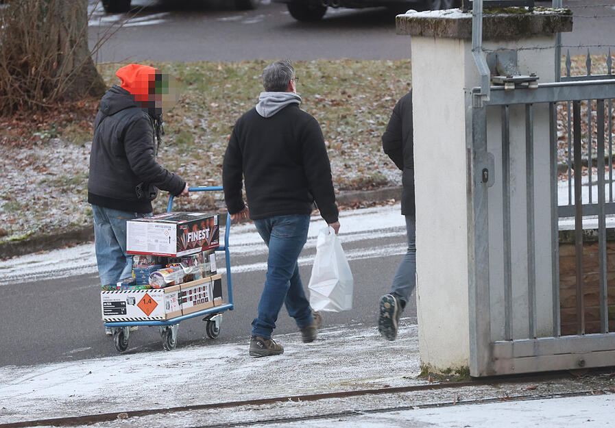 Der Feuerwerksverkauf in Cleebronn zieht jedes Jahr zahlreiche Kunden an. Der Feuerwerksverkauf in Cleebronn zieht jedes Jahr zahlreiche Kunden an.