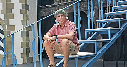 Schauspieler Jeff Zach auf der B&uuml;hne im Hof der G&ouml;tzenburg.

Foto: Ranjo Doering