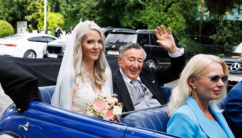 Sein «Bienchen»: Erst im Juni heiratete Richard Lugner seine sechste Frau, Simone Reiländer Sein «Bienchen»: Erst im Juni heiratete Richard Lugner seine sechste Frau, Simone Reiländer