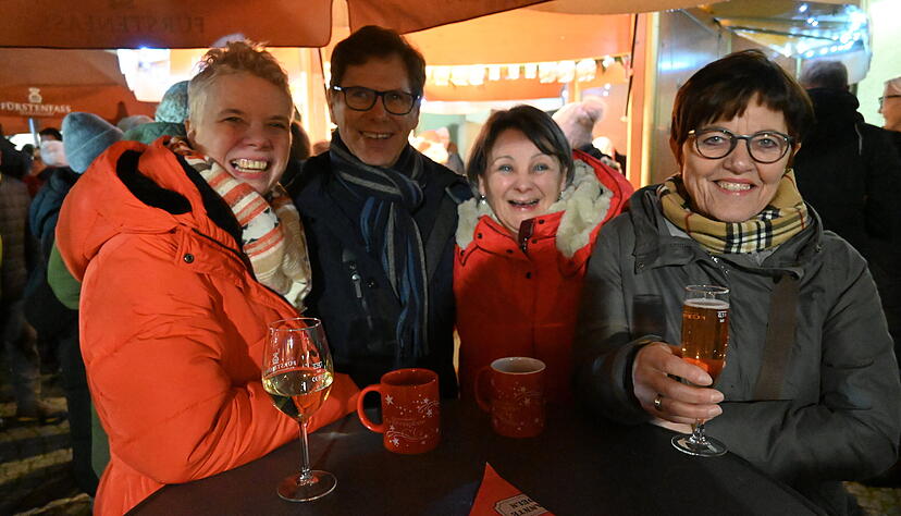 Auf dem Niedernhaller Weihnachtsmarkt treffen sich Freunde und alte Bekannte immer wieder gerne. Auf dem Niedernhaller Weihnachtsmarkt treffen sich Freunde und alte Bekannte immer wieder gerne.