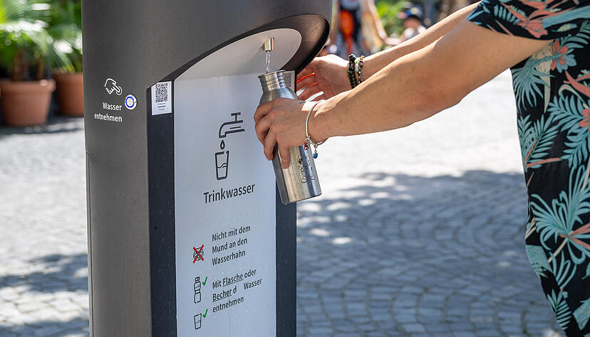 Ein Knopfdruck reicht aus um sich frisches Wasser aus dem Trinkbrunnen am Marktplatz zu zapfen.