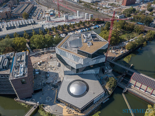 Mit dem Einbau der Sternwarten-Kuppel wird der Neubau der Experimenta abgeschlossen. Ab jetzt gehen die Arbeiten im Inneren des Science Centers weiter. Mit dem Einbau der Sternwarten-Kuppel wird der Neubau der Experimenta abgeschlossen. Ab jetzt gehen die Arbeiten im Inneren des Science Centers weiter.