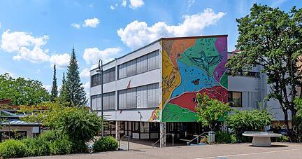 An die Außenwand mit dem Graffito soll die Grundschule Eschenau einen Anbau erhalten. Die Kostenschätzung der Erweiterung: 5,1 Millionen Euro.