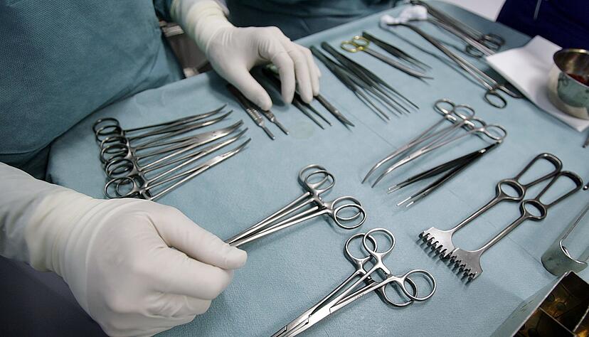 Um einen Abszess loszuwerden, ist manchmal ein chirurgischer Eingriff n&ouml;tig.