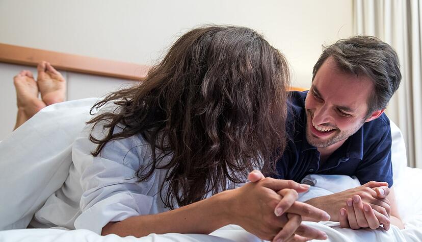 Individuelle Bed&uuml;rfnisse ber&uuml;cksichtigen: Zwei Matratzen im Doppelbett erm&ouml;glichen unterschiedliche H&auml;rtegrade und St&uuml;tzkraft, und ist ideal f&uuml;r Paare mit verschiedenen Schlafgewohnheiten.