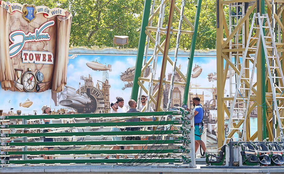 Mit Kränen und schwerem Gerät wird das Festzelt auf dem Heilbronner Volksfest aufgebaut.