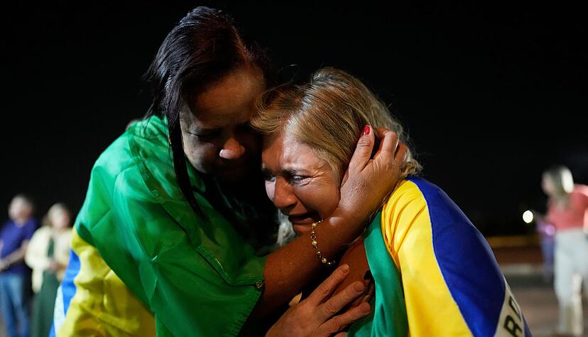 Anh&auml;nger Bolsonaros weinen w&auml;hrend einer Mahnwache zu seiner Unterst&uuml;tzung.