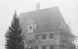 Nach der Zerstörung Heilbronns tauchten Marktstände vor dem Rathaus erst 1948 wieder auf.
Fotos: Stadtarchiv Heilbronn Nach der Zerstörung Heilbronns tauchten Marktstände vor dem Rathaus erst 1948 wieder auf.
Fotos: Stadtarchiv Heilbronn